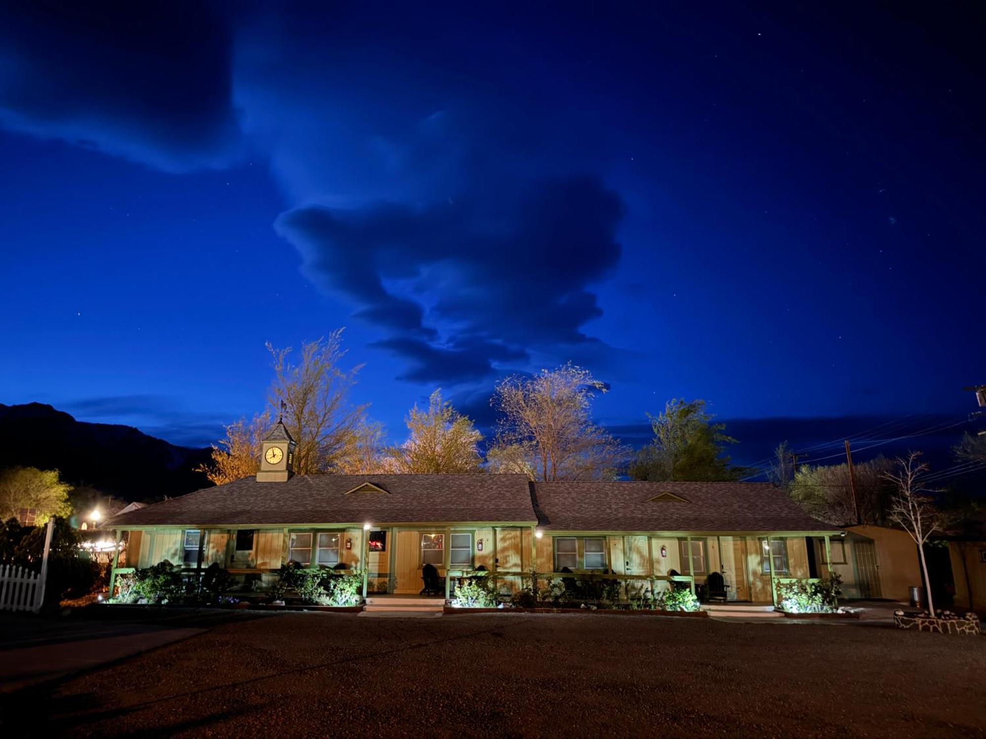 Eastern Sierra Motor Lodge อินดิเพนเดนซ์ ภายนอก รูปภาพ